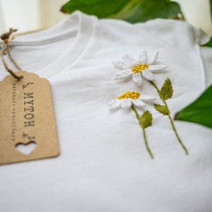 Personalized t-shirt, hand embroidered, 100% cotton. Sunflower