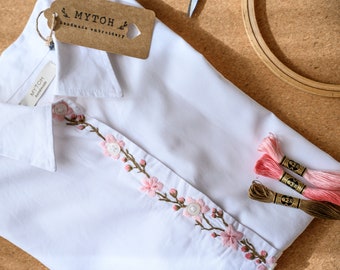 Chemise personnalisée Mytoh, brodée à la main. Modèle à fleurs brodées.