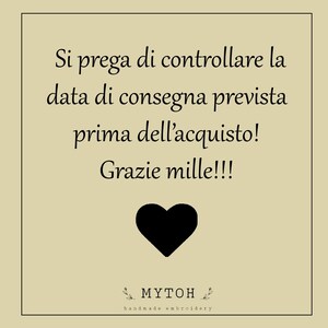 Może przedstawiać: Beżowe tło z czarnym tekstem, kt&oacute;ry brzmi "Si prega di controllare la data di consegna prevista prima dell'acquisto! Grazie mille!!!" z czarnym sercem pod tekstem. Tekst "MYTOH handmade embroidery" znajduje się na dole obrazu.
