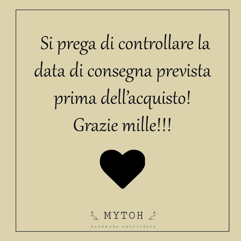 Może przedstawiać: Beżowe tło z czarnym tekstem, kt&oacute;ry brzmi "Si prega di controllare la data di consegna prevista prima dell'acquisto! Grazie mille!!!" z czarnym sercem pod tekstem. Tekst "MYTOH handmade embroidery" znajduje się na dole obrazu.