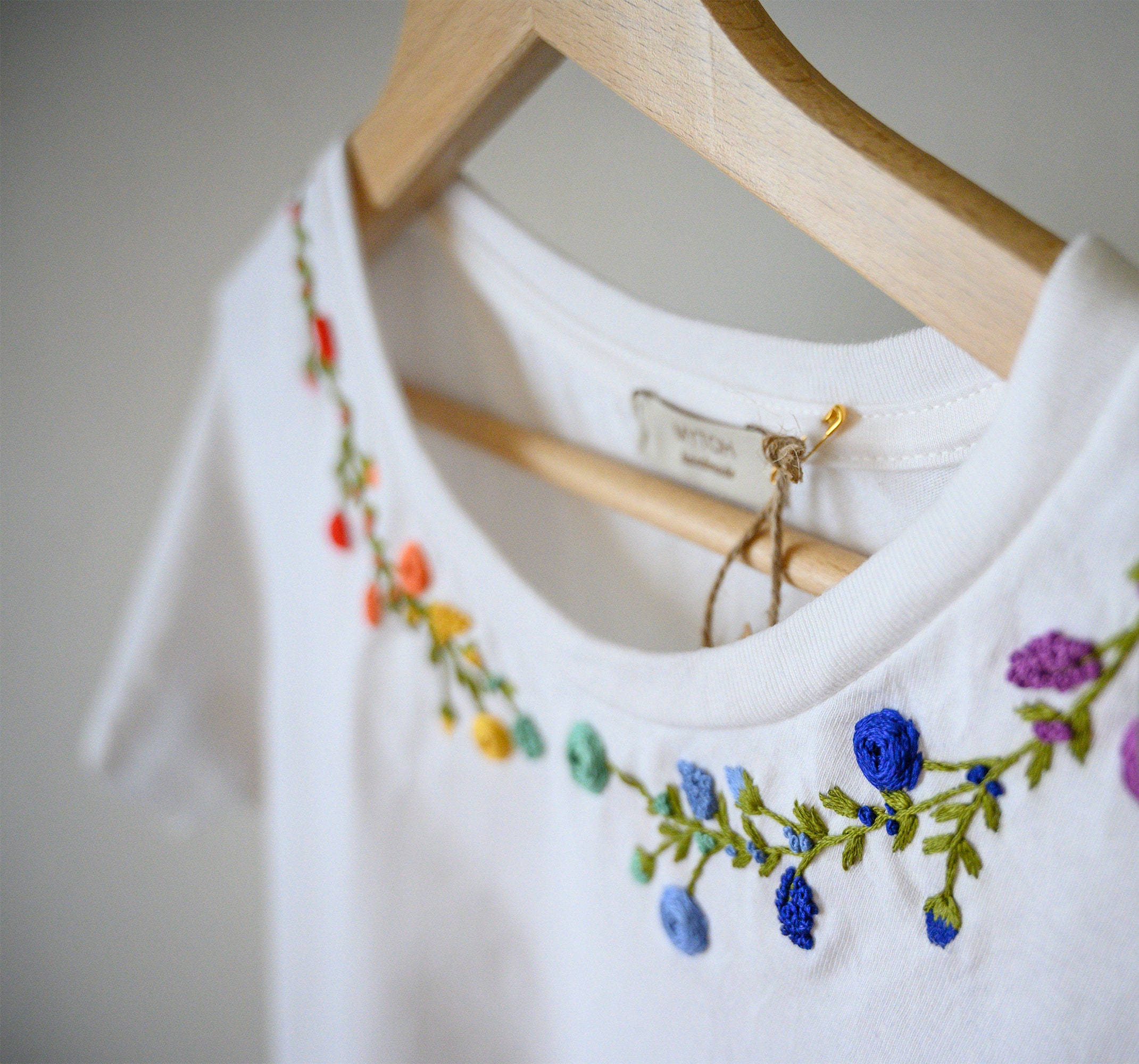 Hand-embroidered T-shirt/ Customized T-shirt / Made in Italy / Flower\'s T- shirt / Embroidered Tshirt - Etsy