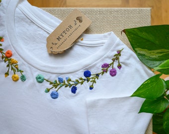 Mytoh T-shirt personnalisé, brodé main, 100% coton. Modèle avec fleurs brodées au col.