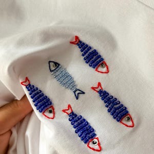 Mytoh Personlig T-shirt, handbroderad, 100 % bomull. Broderad fiskdesign.