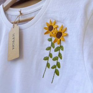 Camiseta personalizada, bordada a mano, 100% algodon. Modelo girasol bordado.