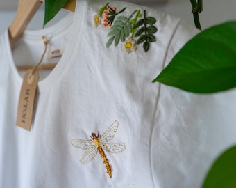 Mytoh T-shirts personnalisés, brodés main, 100% coton. Modèle de T-shirt avec fleurs et libellule.