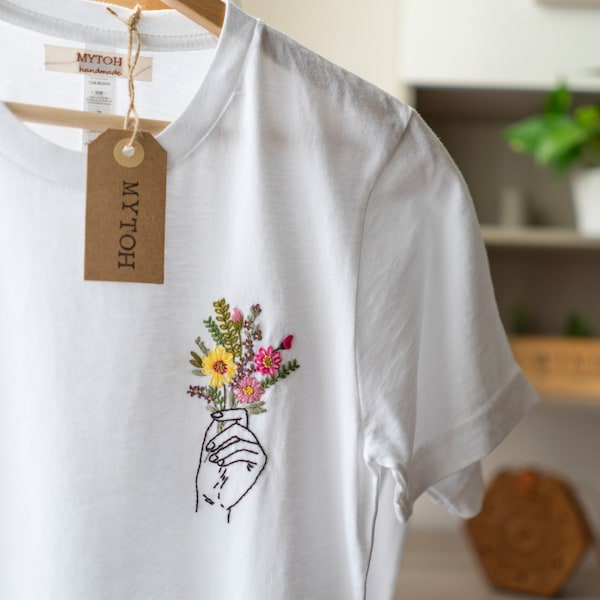 Mytoh T-shirt personnalisé, brodé main, 100% coton. Modèle fait main avec fleurs brodées.