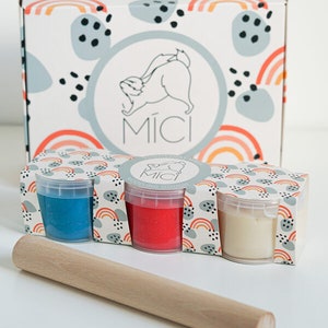 MINI Geschenkset - 3 Teigdosen (weiß, blau und rot) und Nudelholz aus Holz