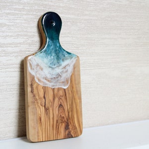Tagliere legno e resina, tagliere ulivo personalizzato, tagliere decorato, vassoio resina, mare resina, regalo casa nuova, ulivo resina
