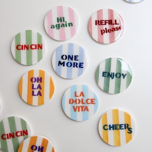 Gestreifte Untersetzer für Toasts, pastellfarbene gestreifte Holzuntersetzer, farbenfrohe Cocktailsets aus Kunstharz, sommerliche Tischkollektion