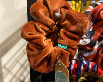 Scrunchie velvet brick