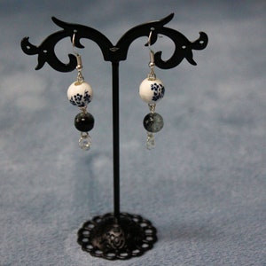 Tia&#39;s Treasures Handmade Black & White Flower Bead Dangle Earrings