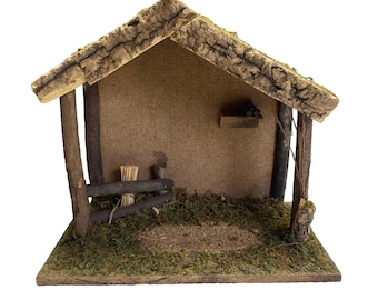 Rustikaler Miniatur-Krippenstall mit Moosdach und Holzdetails - 28 cm L x 20 cm H