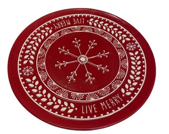 Ceramiczny talerz do serwowania Hallmark Red o średnicy 13,5 cala z wzorem płatka śniegu i napisem „Live Merry”
