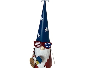 Metalowy skaczący krasnal trzymający amerykańską flagę, patriotyczna statua ogrodowa