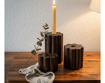 Gecanneleerde houten taps toelopende kandelaar set van 3 — donkere houten kandelaars, sculpturaal huisdecor, altaardecor, minimalistische kaarshouderset