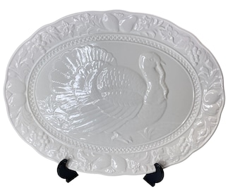 Bandeja ovalada de cerámica blanca con relieve en forma de pavo, 48 x 35,5 cm. Fabricada en Japón.