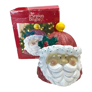 Pot à biscuits Père Noël en céramique pour une saison lumineuse – Décoration de Noël pour les fêtes de fin d&#39;année avec des détails de houx pour des friandises festives dans la cuisine
