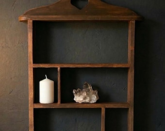 Estante para objetos pequeños con recorte en forma de corazón, estante de pared de madera de nogal oscuro para altares, cristales y velas.