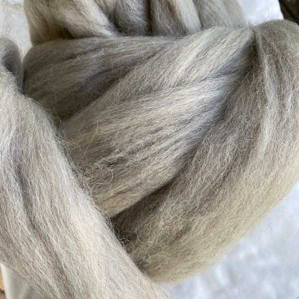 Shetland Roving, Silver Gray, 4 ounces