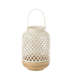 Peut inclure: Lanterne blanche en osier avec une base en bois et une poignée. La lanterne a un motif en losange.