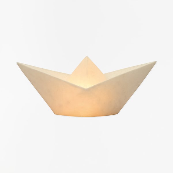 Tischlampe Papierboot aus verstärktem Kunstharz
