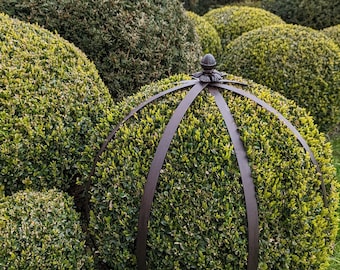 Esfera metálica para macetas, pintada en color óxido oscuro, de 50 o 60 cm.