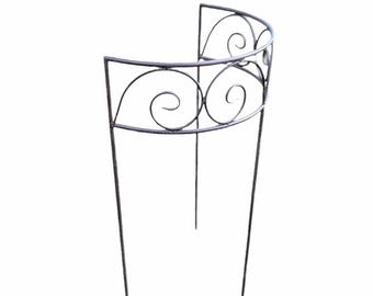 Soporte semicircular de hierro para plantas, pintado en color óxido oscuro.