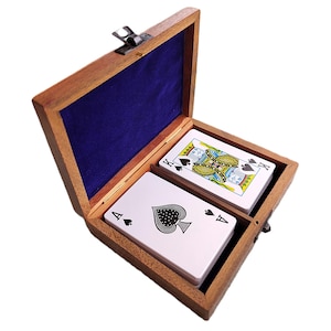 Carte da gioco in una scatola di legno