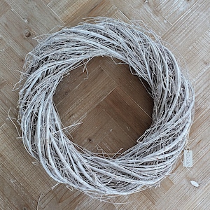 Può includere: Una ghirlanda di rami bianchi, perfetta per aggiungere un tocco di fascino rustico alla tua decorazione domestica.