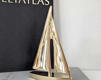 Elegante velero de latón