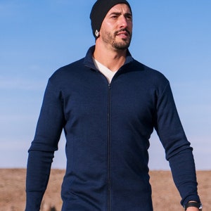 Peut inclure: Un sweat-shirt bleu marine à fermeture éclair, à manches longues, avec une fermeture éclair noire et un bonnet noir.