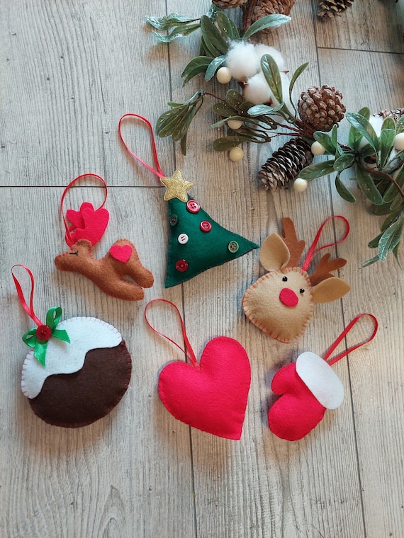 フェルトのクリスマスツリーオーナメント：手作りのホリデー