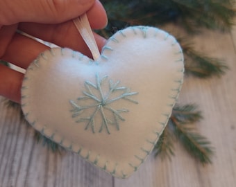 Handgjord broderad julgransprydnad av filthjärta: Skandinavisk stil