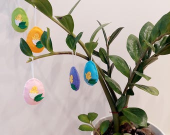 Handgemaakt vilten paaseiornament: lentedecor