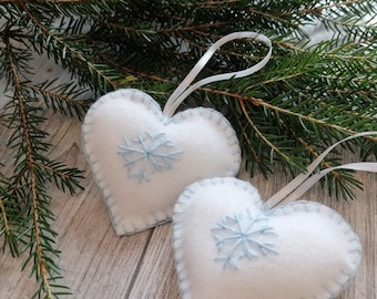 Kerstversieringen van vilten hart, geborduurd sneeuwvlokdecor (set van 2)