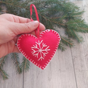 Décoration de sapin de Noël coeur brodé en feutre fait main Décoration suspendue en feutre Décorations de Noël en feutre de style scandinave