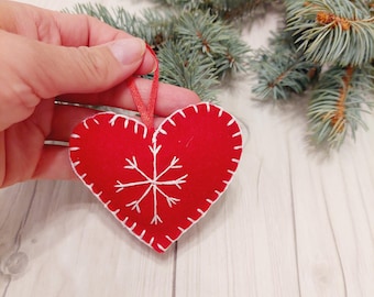 Broderad hjärtformad julgransprydnad: Handgjord filtdekoration