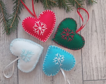 Handgjord filthjärtjulprydnad: Broderad snöflingedekoration