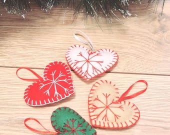 Handbroderad filthjärtprydnad röd juldekoration hängande ornament