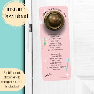 Puede incluir: Colgador de puerta rosa para la hada de los dientes con una ilustración de hada de los dientes y el texto "Toothfairy, Please Stop Here". El texto dice: "Debajo de esta almohada he puesto algo brillante y blanco. Espero que te guste cambiarlo mientras sueño durante toda la noche. Aunque no puedo negociar, sé que dejarás lo que es justo: y para garantizar que nos volvamos a encontrar, seguiré cepillándome los dientes con cuidado. Con cariño, "