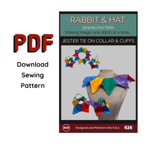 Könnte beinhalten: Ein PDF-Schnittmuster mit dem Titel RABBIT & HAT, JESTER TIE ON COLLAR & CUFFS. Das Bild zeigt einen mehrfarbigen Kragen im Narrenstil und passende Manschetten in Rot, Blau, Grün, Gelb und Lila, dargestellt an einer Schneiderpuppe und einzeln.