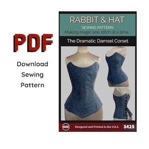 Op de afbeelding: Een PDF-naaipatroon voor The Dramatic Damsel korset van Rabbit & Hat. De afbeelding toont een blauw korset in denimstijl op een paspop vanuit verschillende hoeken, met verticale stiksels en een zwarte vetersluiting aan de achterzijde.