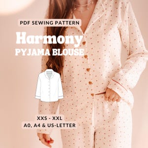 以下が含まれることがあります： ハート柄のライトピンクのパジャマセット。ボタンダウンブラウスとマッチングパンツが含まれています。画像には「Harmony PYJAMA BLOUSE」と「PDF SEWING PATTERN」の文字が含まれています。サイズはXXS～XXLです。
