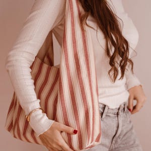 Hobo bag pattern sewing slouchy shoulder tote bag with lining and inner pocket | sewing project for beginners image 13
