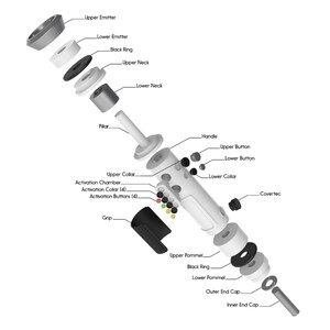 Puede incluir: Un bol&iacute;grafo blanco desmontado con componentes negros y grises. El bol&iacute;grafo tiene un mango, una empu&ntilde;adura, una c&aacute;mara con cuatro botones de activaci&oacute;n y un covertec. El bol&iacute;grafo est&aacute; formado por varias piezas, incluyendo un emisor superior e inferior, un anillo negro, un cuello superior e inferior, un pilar, un collar superior e inferior, un pomo superior e inferior, y una tapa de extremo exterior e interior.