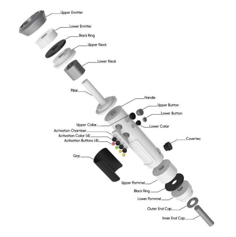 Puede incluir: Un bol&iacute;grafo blanco desmontado con componentes negros y grises. El bol&iacute;grafo tiene un mango, una empu&ntilde;adura, una c&aacute;mara con cuatro botones de activaci&oacute;n y un covertec. El bol&iacute;grafo est&aacute; formado por varias piezas, incluyendo un emisor superior e inferior, un anillo negro, un cuello superior e inferior, un pilar, un collar superior e inferior, un pomo superior e inferior, y una tapa de extremo exterior e interior.