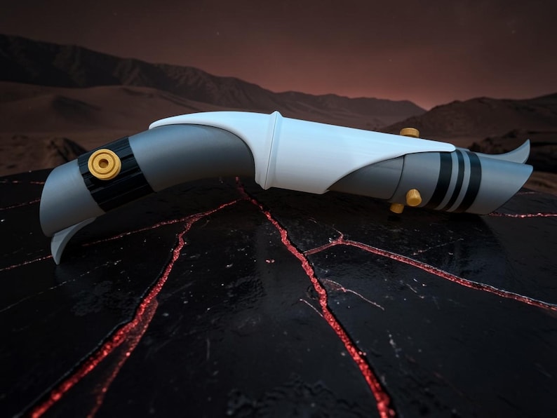 K&ouml;nnte beinhalten: Ein futuristisches, gebogenes Lichtschwert-Requisit mit einem grau-wei&szlig;en K&ouml;rper, akzentuiert mit schwarzen Streifen und gelben kreisf&ouml;rmigen Details. Das Requisit befindet sich auf einer dunklen, strukturierten Oberfl&auml;che mit roten Adern und einem Hintergrund aus Bergen unter einem dunklen Himmel.
