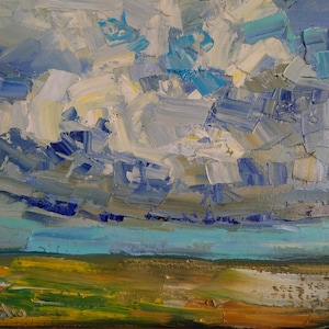 Puede incluir: Una pintura al óleo que representa un paisaje con un cielo texturizado y un campo. El cielo está lleno de gruesas pinceladas de azul, blanco y gris, sugiriendo nubes. El campo de abajo es una mezcla de amarillo, verde y marrón.