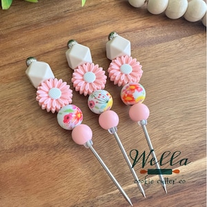 Herramienta para trazar líneas con temática floral de margaritas rosas para decorar galletas