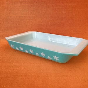 1950s Pyrex Snowflake space saver in turquoise, vintage Pyrex turquoise Snowflake, 1950s Pyrex Gaiety turquoise shallow spacesaver image 1